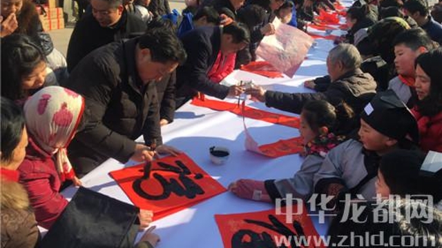 書(shū)法家揮毫送“?！?眾市民喜領(lǐng)春聯(lián)