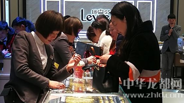 臨近春節(jié)，周口消費(fèi)市場(chǎng)紅似火