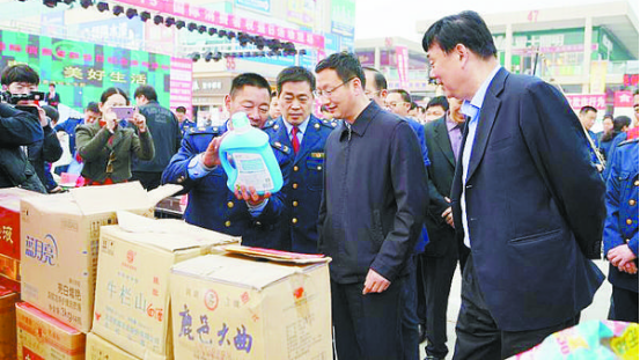 項城市消協(xié)、市工商局舉行國際消費者權(quán)益日宣傳活動