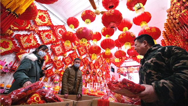 新年到！紅燈籠對聯(lián)市場俏