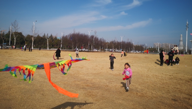 【網(wǎng)絡(luò)中國節(jié)·春節(jié)】踏春放風箏 風光無限好